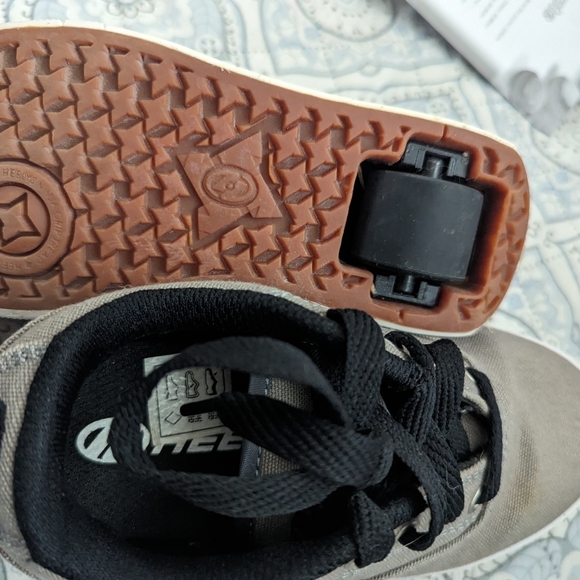 Size 13 youth Heelys - Picture 3 of 4